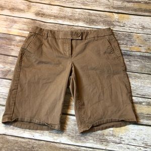 ✨NWOT women’s khaki New York and company shorts